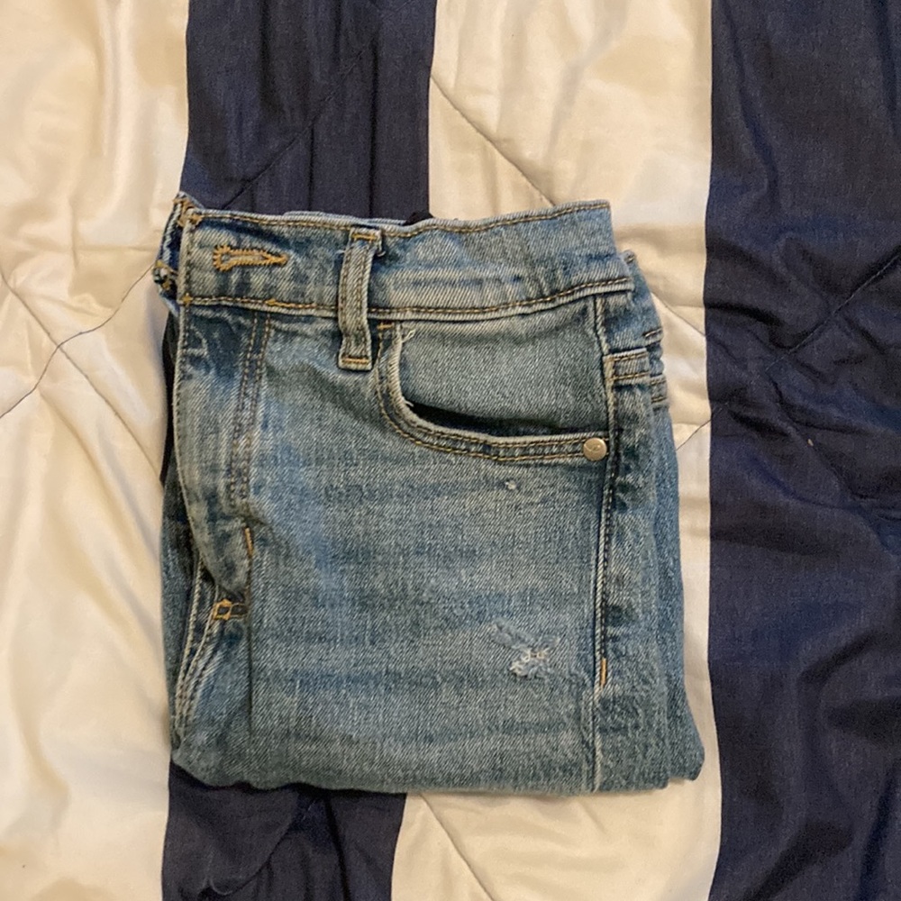 Jeans 👖with adjustable waist sizing.